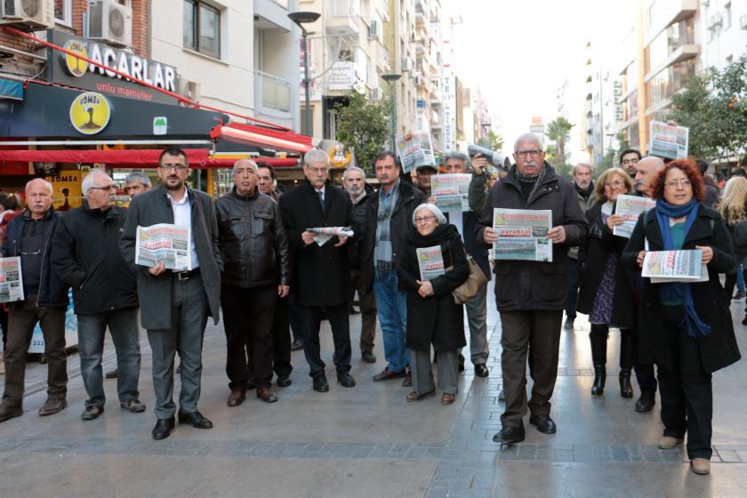 İzmir'de düzenlenen panel sonrası gerçekleştirilen gazete dağıtımı