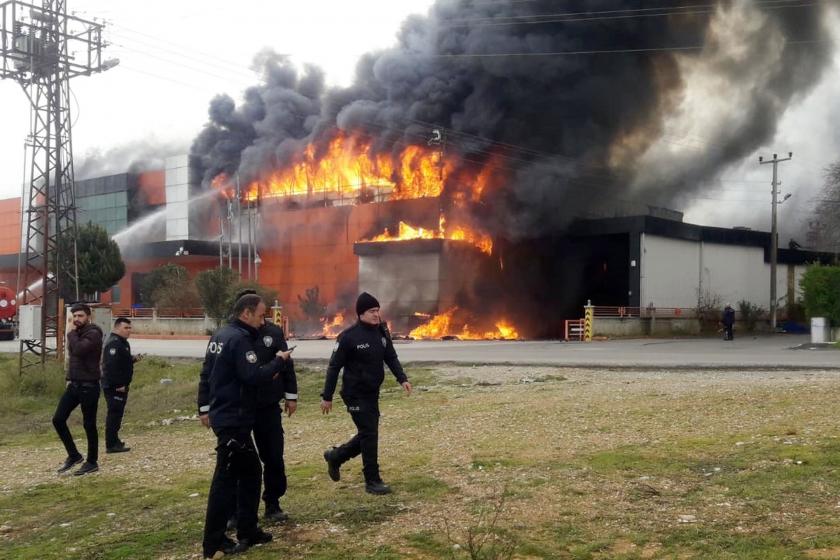 Antalya'da yangın çıkan işyeri ve polisler