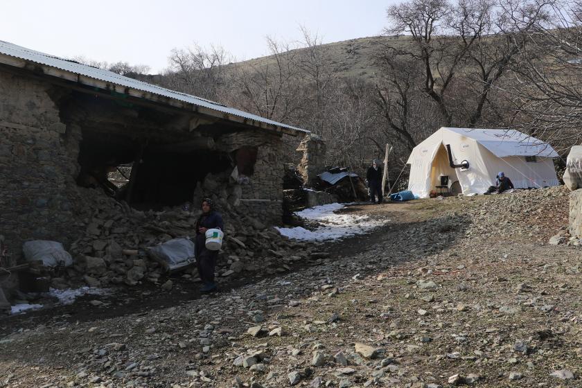 Sivrice köyünde bir depremzedenin evindeki çatlaklar