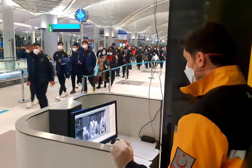 İstanbul Havalimanında koronavirüs taraması yapan personel