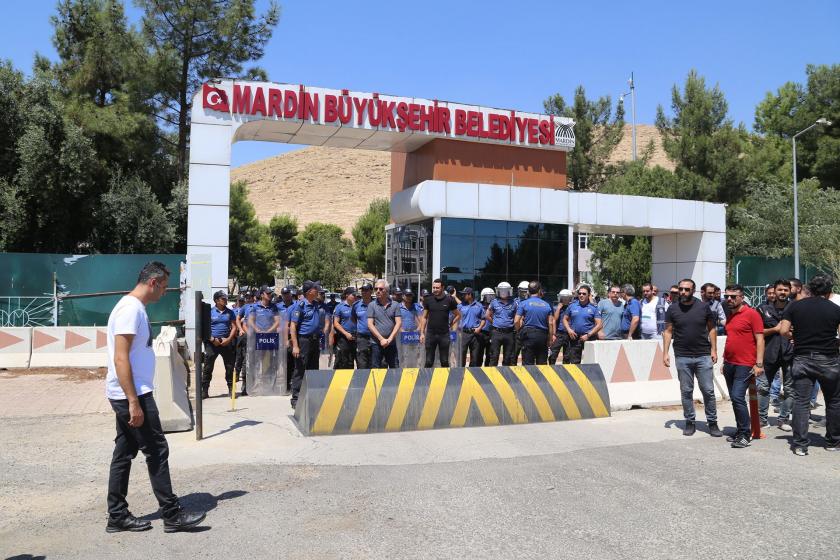 Mardin Büyükşehir Belediyesi önünde çok sayıda polis barikat kurmuş.