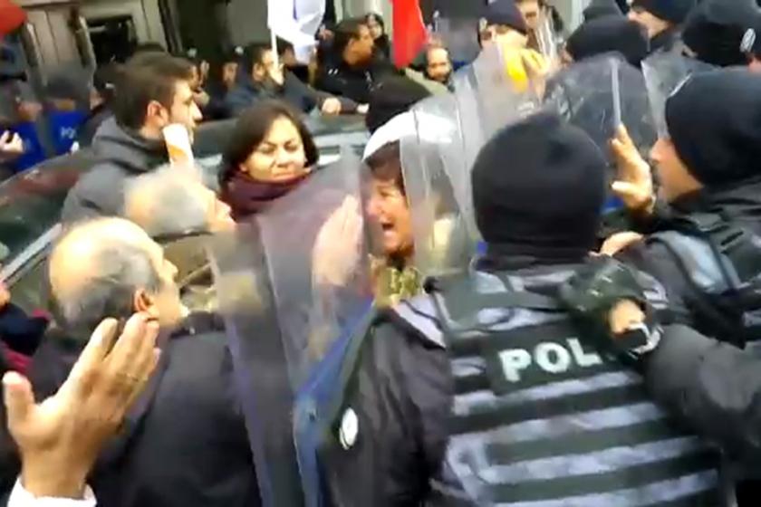 Kızılay binası önündeki protestoya polis müdahalesi: 19 kişi gözaltına alındı