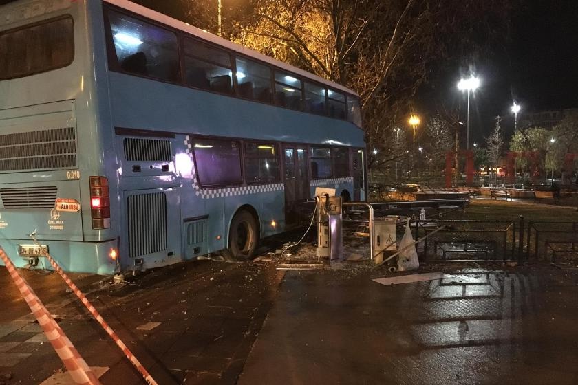 Kartal'da otobüsün durağa çarptığı yerin fotoğrafı