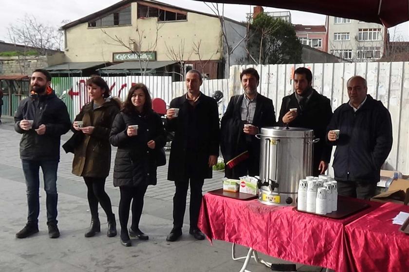 adliye önünde çay ücretsiz çay dağıtan avukatlar