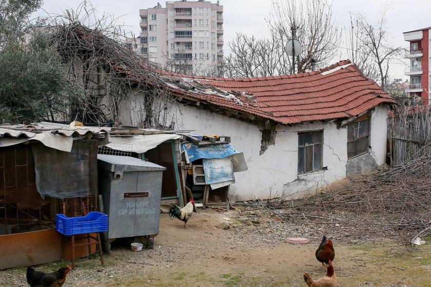 Duvarlarında çatlaklar oluşmuş, yana doğru yatmış ev