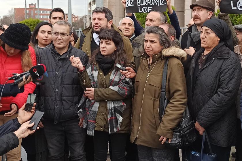 Berkin Elvan'ın öldürülmesine dair görülen dava duruşmasının ardından adliye önünde açıklama yapan Berkin Elvan'ın babası Sami Elvan, annesi Gülsüm Elvan ve Ethem Sarısülük'ün annesi Sayfi Sarısülük