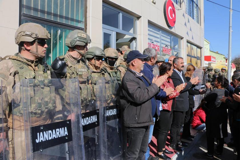 Jandarma barikatı önünde kayyumu protesto edenler