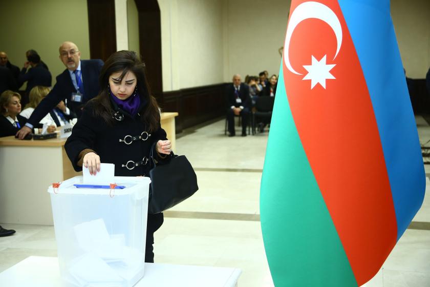 Azerbaycan'da, milletvekili seçimi için oy veren bir yurttaş