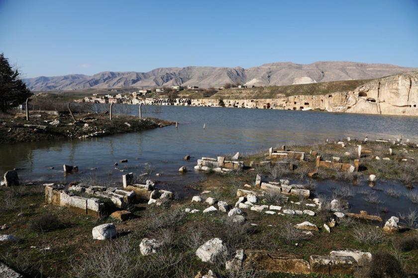 Hasankeyf’te taşınmayan mezarlar sular altında kalıyor