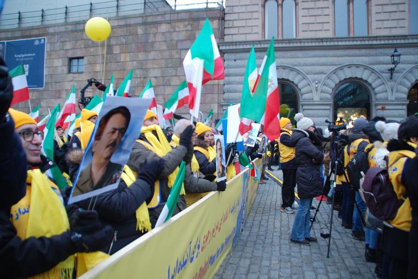 Stockholm'deki İran karşıtı protestoya katılanlar