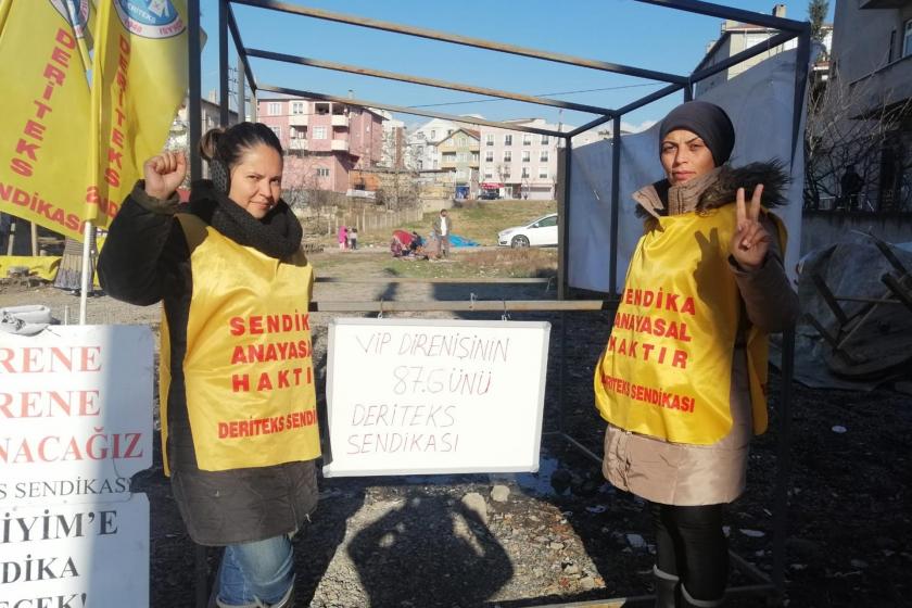 Kocaeli Darıca'daki VİP Giyim fabrikasından Deriteks üyesi oldukları için atılan ve işe geri dönmek için direnişlerini sürdüren kadın işçiler zafer işareti yaparken.