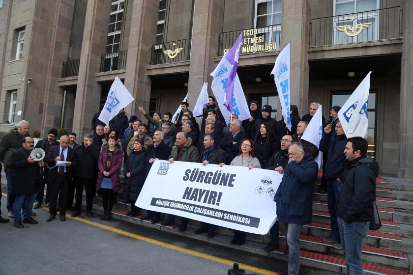 Birleşik Taşımacılık Çalışanları Sendikası üyeleri Ünal Karadağ'ın sürgün edilmesi kararına tepki göstermek üzere TCDD Genel Müdürlüğü binası önünde basın açıklaması yaparken. 