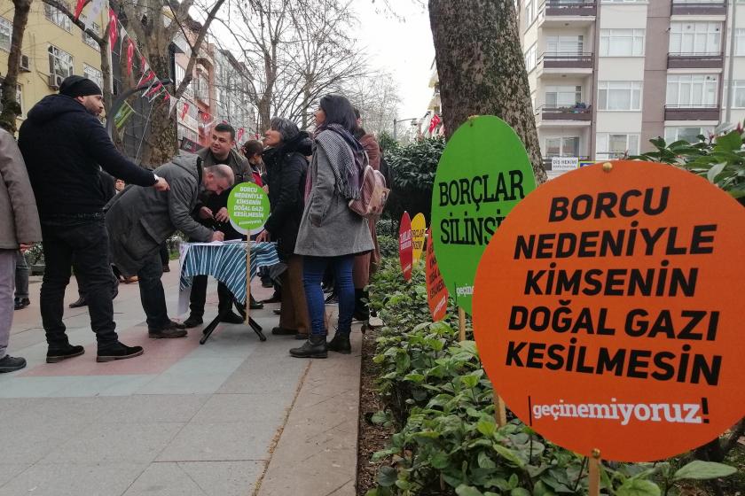 Koaceli'de emekçiler 'Zamlar durdurulsun, borçlar silinsin' talebiyle imza kampanyası başlattı. 