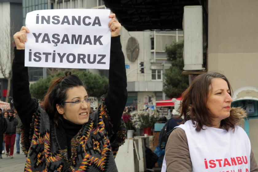 İnsanca Yaşamak istiyoruz yazılı döviz 