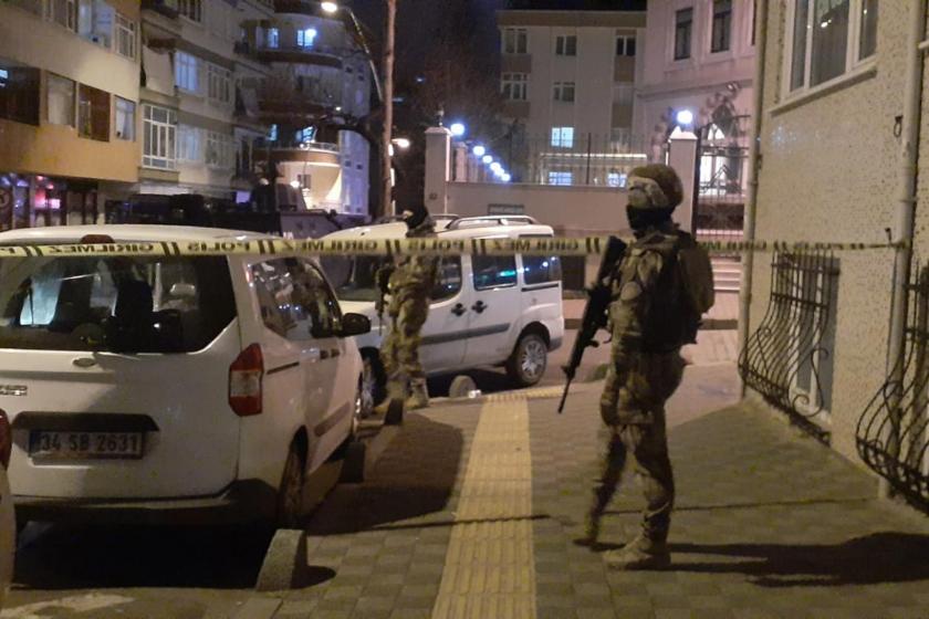 Bahçelievler'de kimlik soran iki bekçi bıçaklı bir şahsın saldırısı sonucu yaralandı.