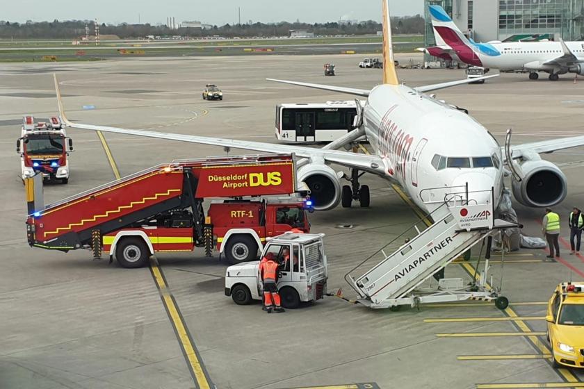 Sabiha Gökçen-Düsseldorf seferini yapan Pegasus uçağında Düsseldorf Havaalanı'na indikten sonra yangın çıktı.