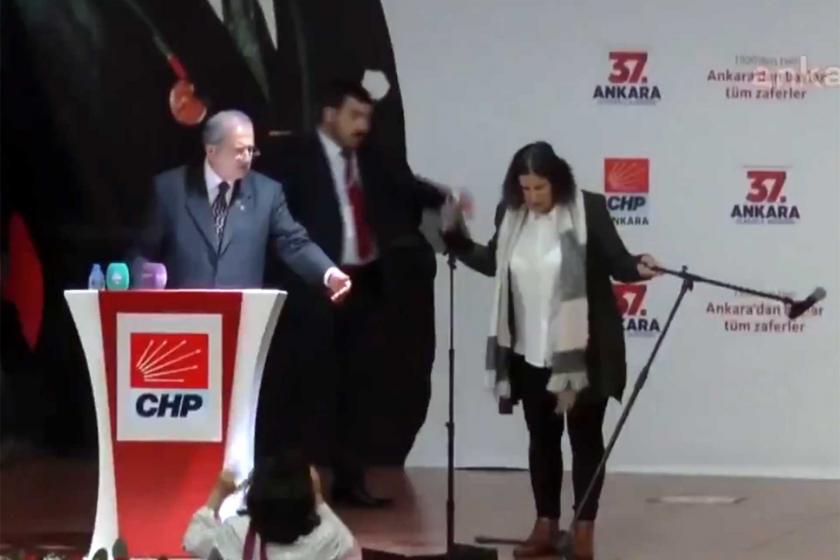 CHP'li bir kadın  Tevfik Koçak'ın önünden mikrofonu alırken