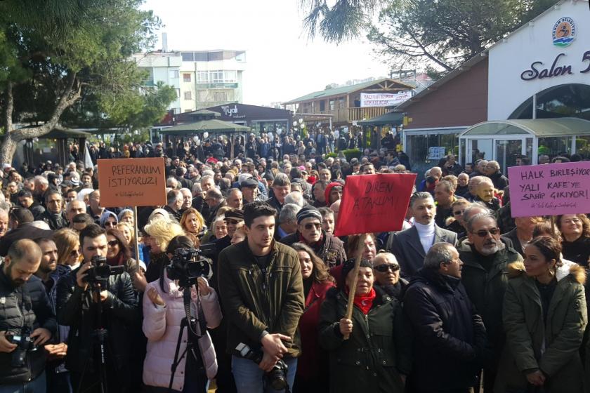 Samsun Atakum'da Yalı Kafe'nin bulunduğu alan millet bahçesi yapılmak istenmesi halk tarafından protesto edildi.