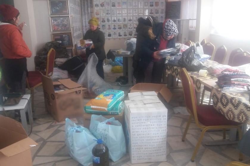 Depremzeler için gelen yardımları paketleyen Soma 301 Madenciler Sosyal Yardımlaşma Derneği üyeleri