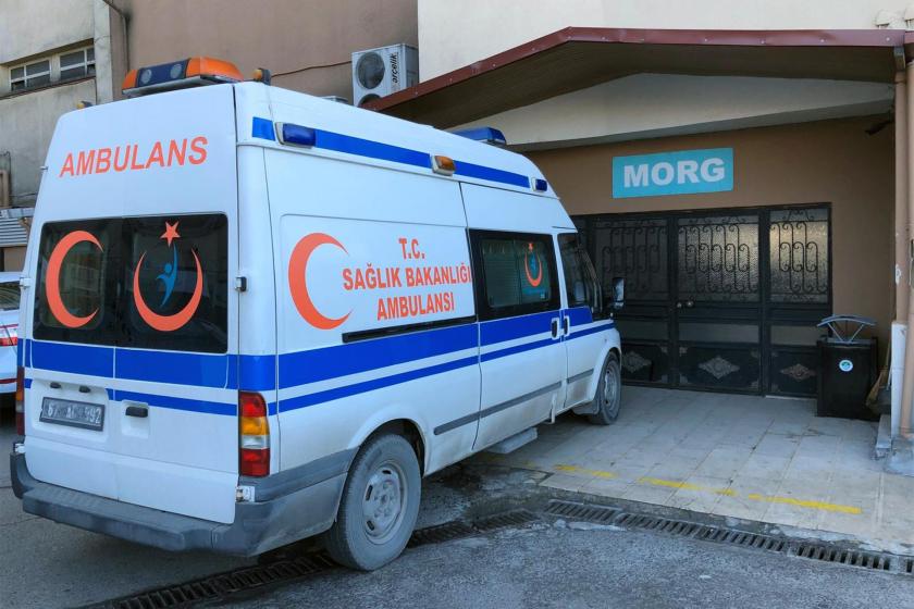 Morg önünde bekleyen ambulans