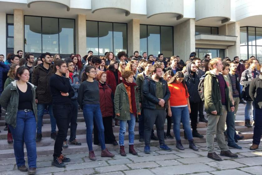 Rektörlük önünde toplanmış çok sayıda öğrenci.