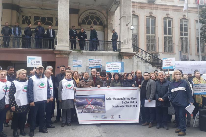 İzmir'de kitle örgütleri şehir hastanelerine karşı basın açıklaması yaparken