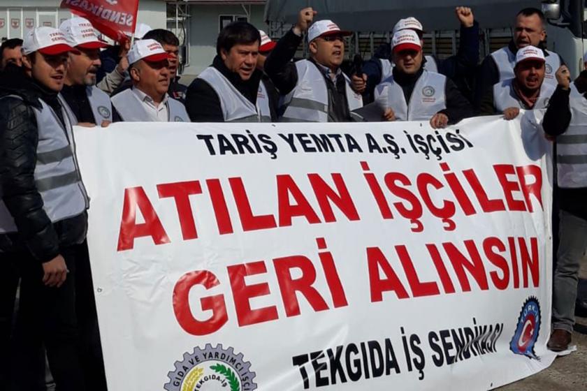 Tek Gıda-İş Bergama Tariş Yemta'da işten atılan işçiler için basın açıklaması yaparken