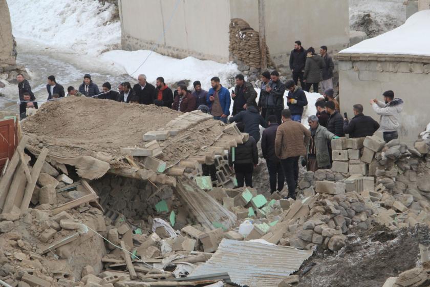 Van'da deprem sonrası yapılan enkaz çalışması