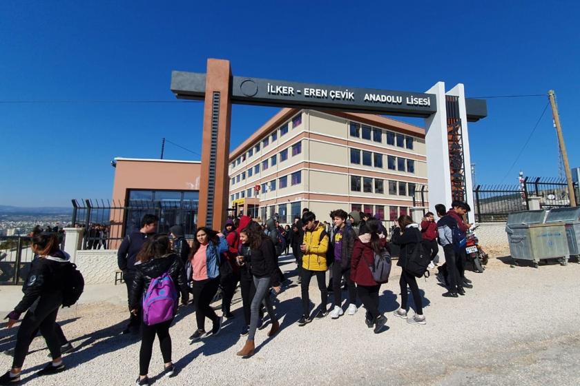 İlker Eren Çevik Anadolu Lisesi önünde bekleyen öğrenciler