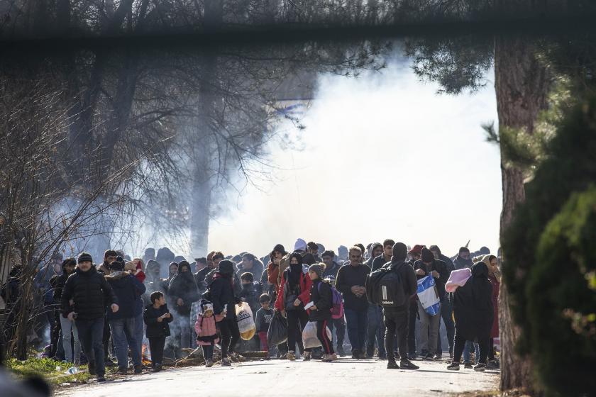 Türkiye işaret verdi, mülteciler sınıra yığıldı, Yunanistan polisi gazla karşıladı