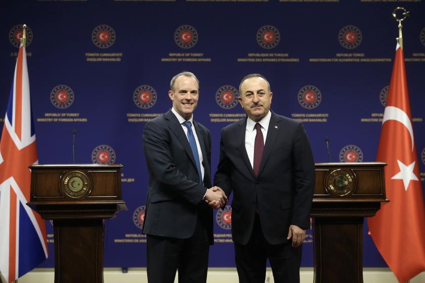 Dominic Raab ve Mevlüt Çavuşoğlu el sıkışıyor