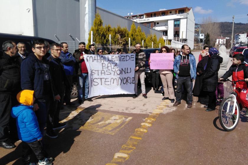 Baz istasyonuna karşı eylem yapan insanlar