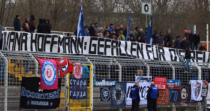 Babelsberg tribünlerinde Ivana Hoffman pankartı