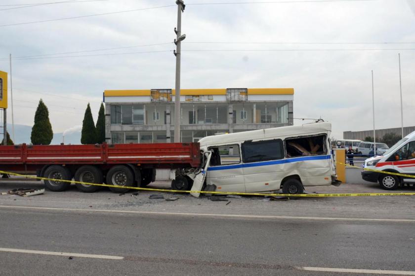 Patk halindeki tıra arkadan çarğmış minibüsün ön kısmı oldukça hasara uğramış.