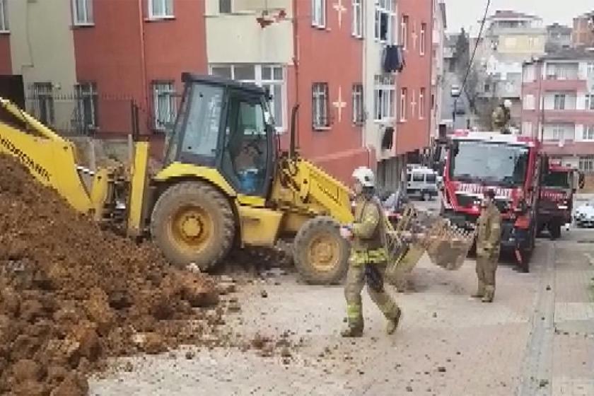 Göçüğün yaşandığı olay yerindeki toprak ve iş makinesi