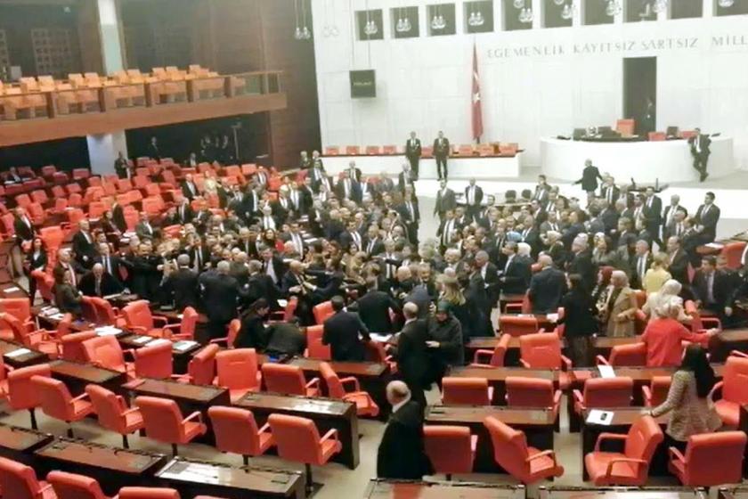 AKP ve CHP'li milletvekilleri arasında arbede yaşanıyor.