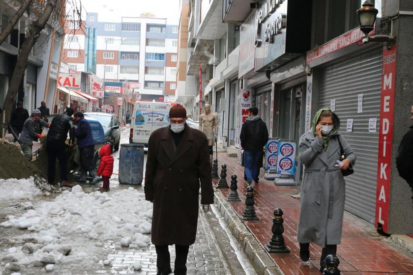 Sokakta yürürken maske takan insanlar