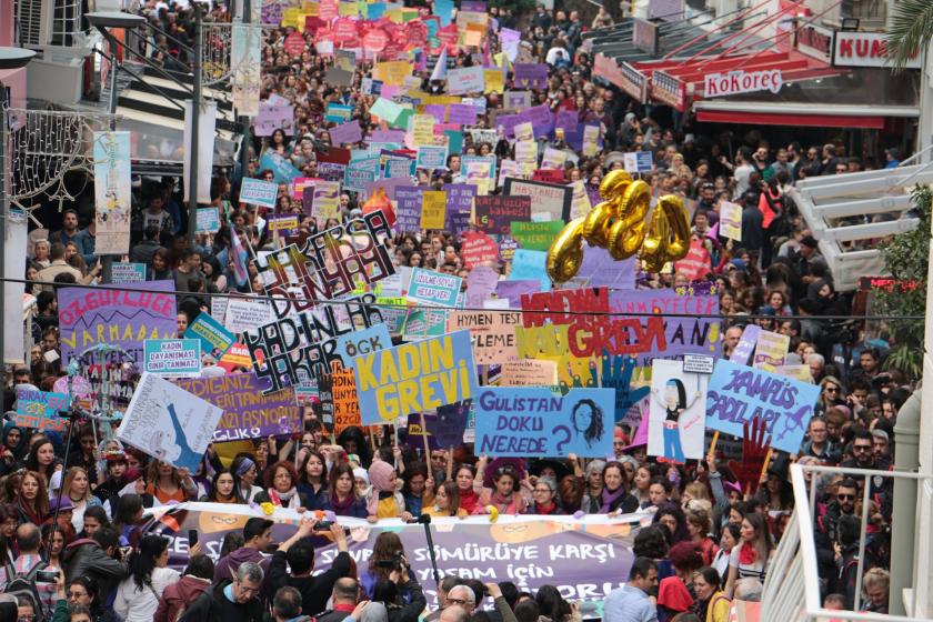 İzmir'de 8 Mart yürüyüşüne katılan kadınlar