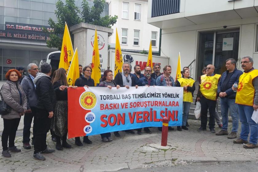 Eğitim Sen üyeleri İzmir İl Milli Eğitim Müdürlüğü önünde basın açıklaması yapıyor