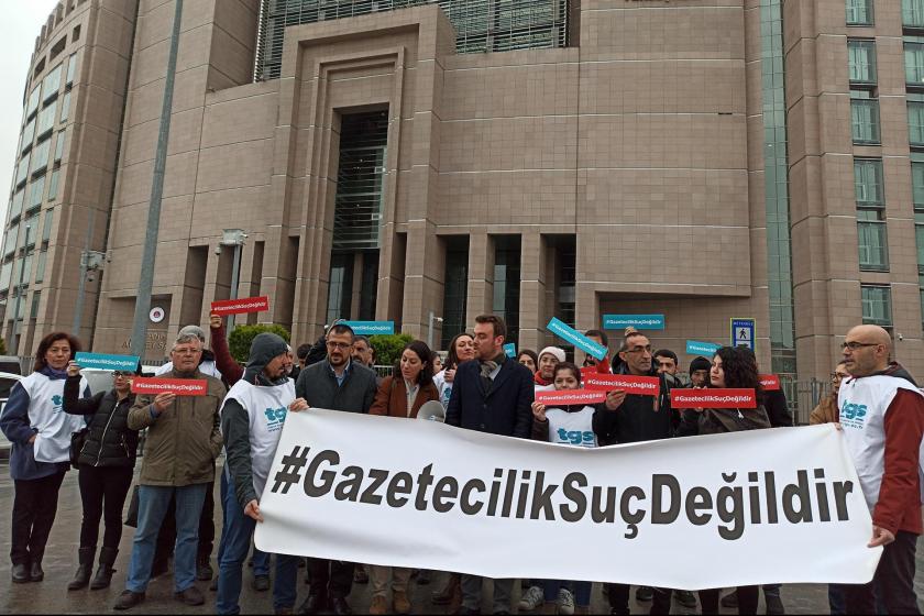 TGS, gazeteciler üzerindeki baskıların son bulması talebiyle İstanbul Adliyesi önünde eylem yaptı.