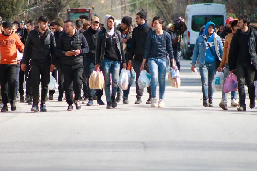 Edirne Pazarkule Sınır Kapısında bekleyen mülteciler.