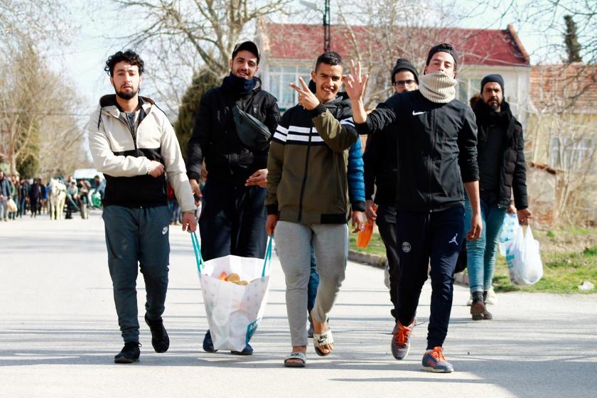 Edirne Pazarkule Sınır Kapısında bekleyen mülteciler.