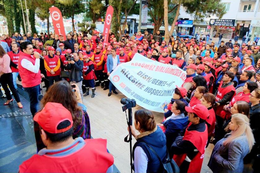 Gaziemir Belediyesi işçileri eylem yaparken