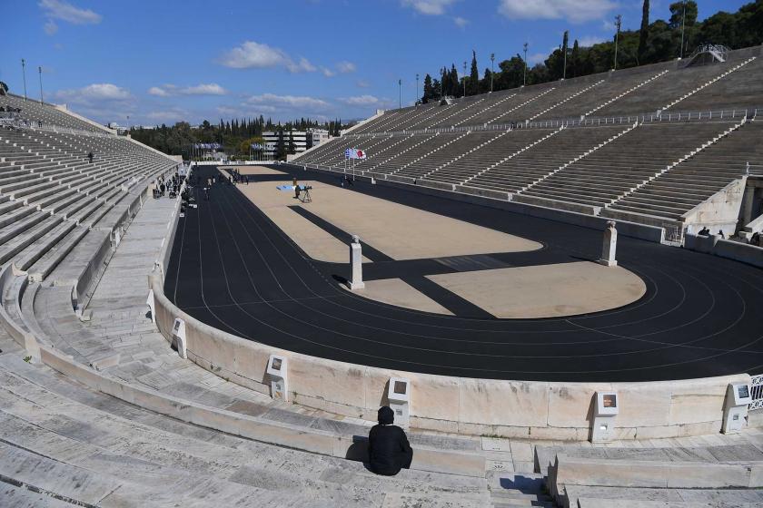 Olympia'da yakılan olimpiyat meşalesinin teslim töreni koronavirüs salgını nedeniyle seyircisiz yapıldı.