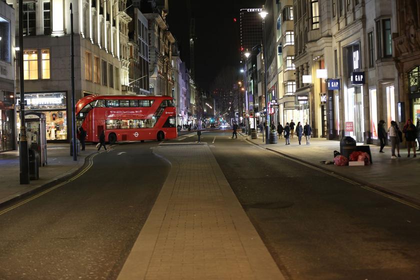 Londra'da kalabalık olmayan bir ana cadde.