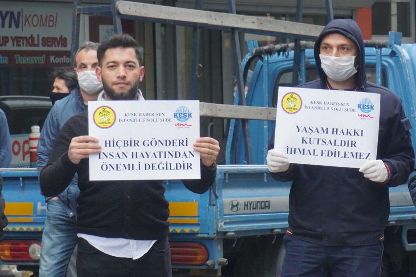 PTT çalışanları ellerinde dövizlerle eylem yapıyor. 