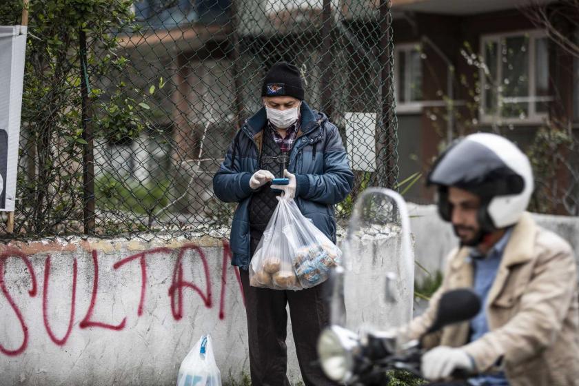 İstanbul'da koronavirüs (Kovid-19) salgını dolayısıyla alınan önlemler sonrası yüzünde maske ile sokakta olan bir yurttaş.