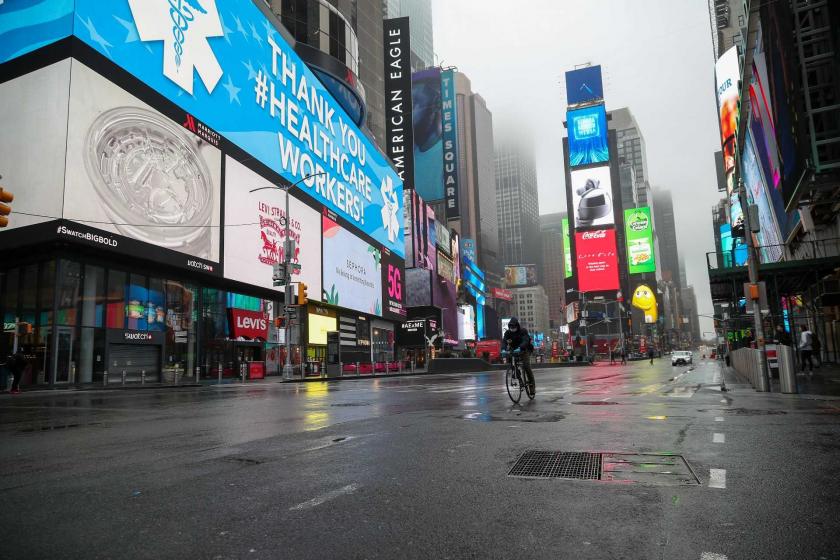 ABD'de koronavirüs (Kovid-19) salgını dolayısıyla alınan önlemler sonrası New York'ta sokaklar en tenha günlerini yaşıyor.