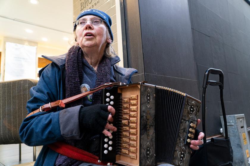 Dublinde sokak sanatçısı Maire