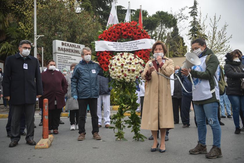 Prof. Dr. Cemil Taşçıoğlu için Çapa Tıp Fakültesi önünde yapılan saygı duruşu